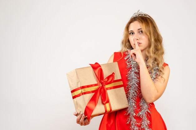 夏娃正面图身着红色连衣裙的年轻女性手持圣诞礼物美丽购物购物者