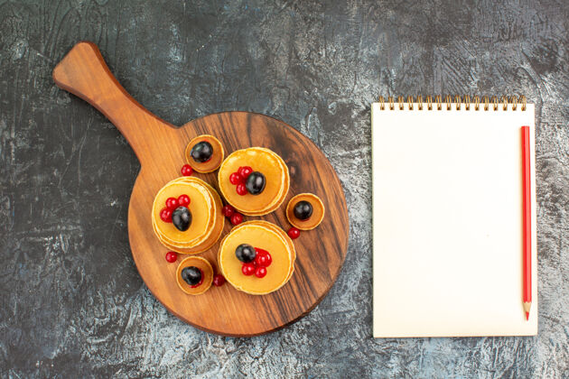 煎饼在砧板和笔记本上的美味煎饼堆的特写镜头食物南瓜关闭