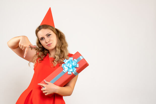 夏娃正面图身着红色连衣裙的年轻女性用礼物庆祝圣诞节美丽颜色女性