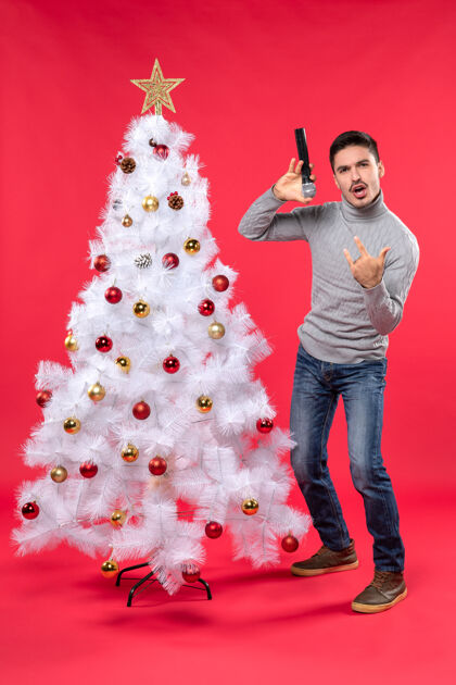 雪人新年气氛积极的家伙唱嘻哈歌曲站在装饰圣诞树附近的红色歌曲心情礼物