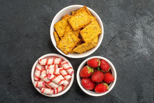 草莓俯瞰不同的食物薯片水果和糖果食物茶水果