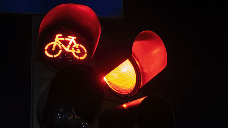 环境罗马尼亚布加勒斯特 两个红色交通灯 一个上面有自行车标志运动红绿灯信号灯