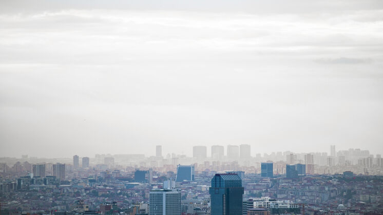 渡轮在多云的天气 多个低和高的建筑物 雾 土耳其伊斯坦布尔的看法城市风暴下雨