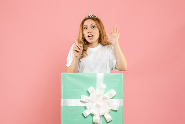 年轻蓝色礼品盒内的年轻女性正面图年份成人节日