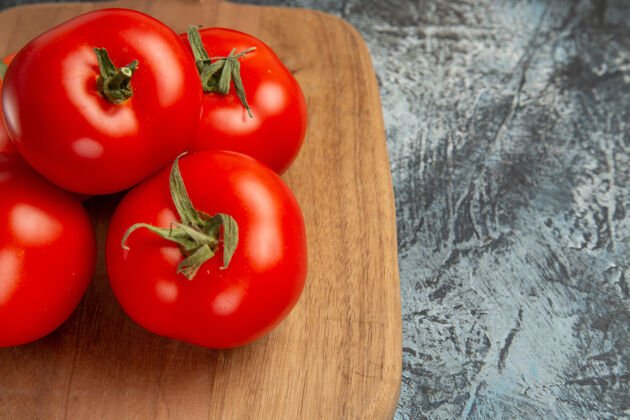 牛排前视图新鲜的红色西红柿成熟健康蔬菜