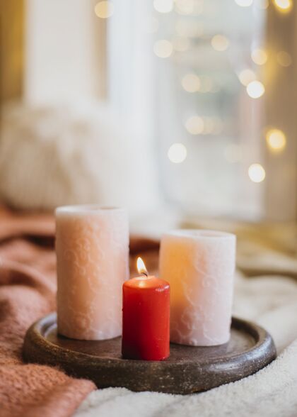潮湿用蜡烛做的冬季装饰舒适冬天家