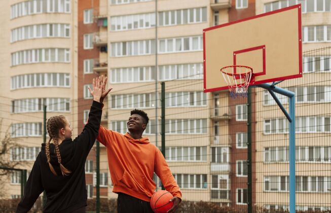 健康青少年在户外打篮球运动健身健身