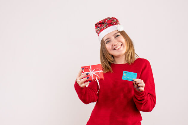 礼物前视图年轻女性 带着小圣诞礼物和银行卡卡片圣诞小