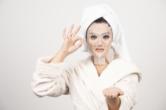 浴袍穿着浴衣和带面罩的毛巾的女人成人放松清晰
