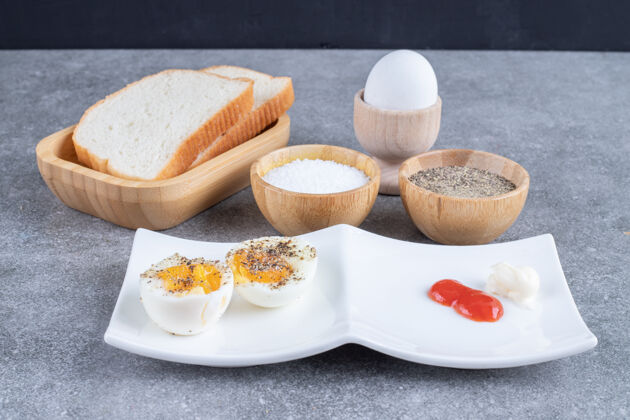 木头面包片加煮蛋和酱汁高质量的照片切片食物好吃的