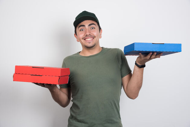 年轻人带着三盒白底披萨的快递员食物服务搬运