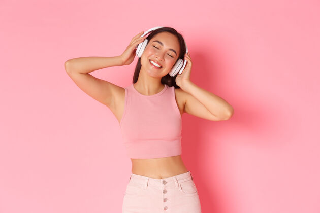 音乐一个戴着耳机听音乐的富有表情的年轻女子日语亚洲人听力