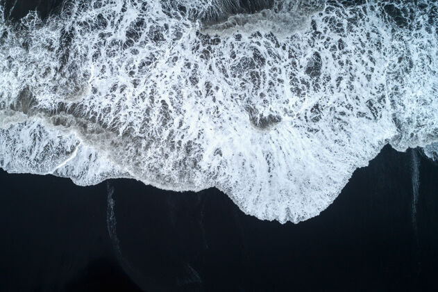 自然鸟瞰黑沙滩和海浪在冰岛海边自然地质