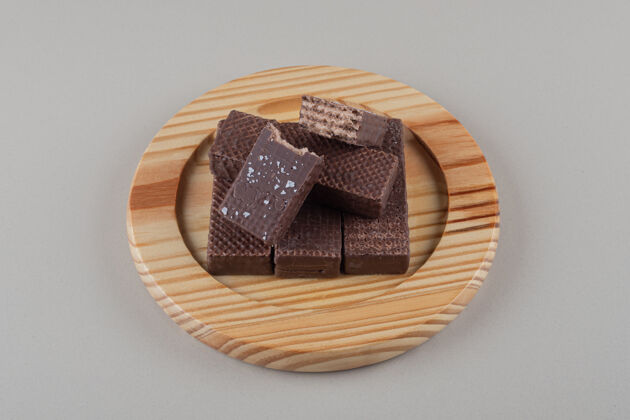拼盘巧克力华夫饼捆在大理石背景的木盘上小吃美味美味