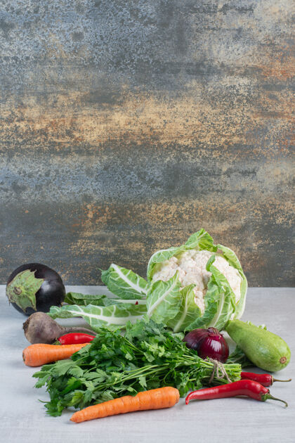 洋葱一堆新鲜蔬菜摆在石头桌上高质量的照片叶子新鲜蔬菜