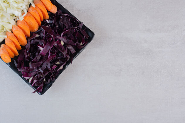 健康切碎的胡萝卜 红白的卷心菜放在黑盘子里高质量的照片收获农业有机