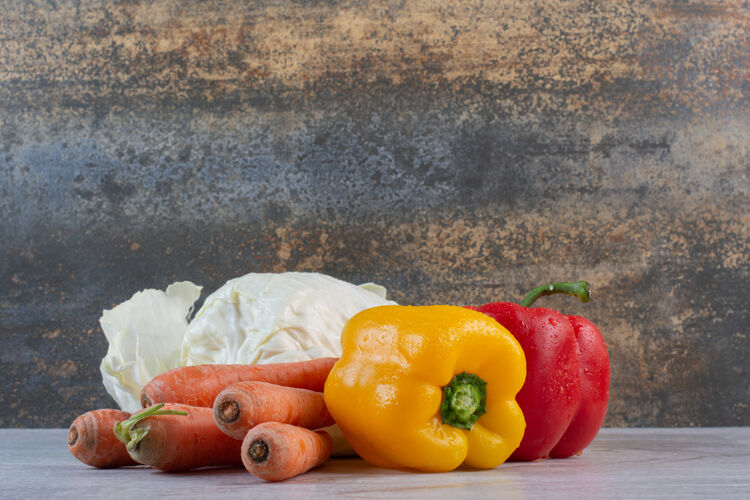 卷心菜石头桌上放着卷心菜 胡萝卜和甜椒高质量的照片植物有机农业