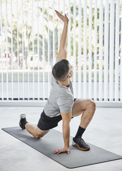 运动全速男子瑜伽垫训练练习瑜伽垫子生活方式