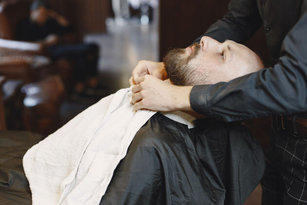 小胡子有胡子的男人有客户的理发师有刷子的男人发型师头发顾客