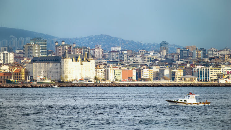 塔伊斯坦布尔的住宅区和现代化的高层建筑 前景是土耳其的博斯普鲁斯海峡 船在移动堤岸土耳其欧罗巴