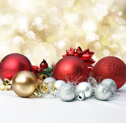 庆祝圣诞装饰品上的黄金与波基灯和星星装饰模糊圣诞节