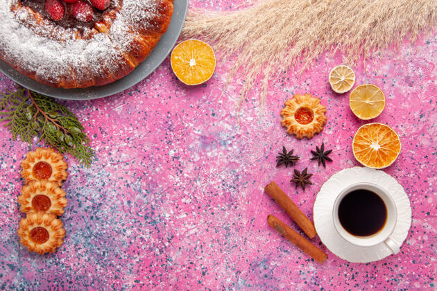 洞俯瞰美味的草莓蛋糕糖粉蛋糕配饼干和一杯红茶背景蛋糕甜甜的糖饼干馅饼茶杯子背景