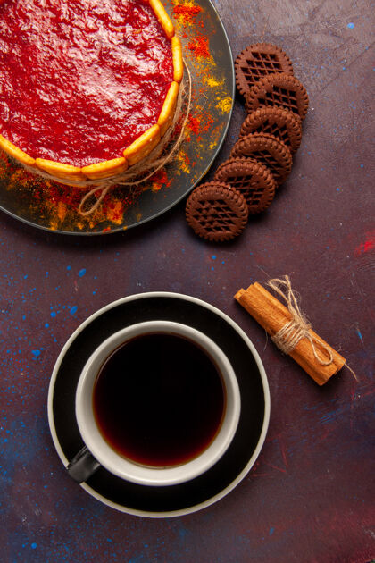 巧克力俯瞰美味的甜点蛋糕加上一杯咖啡和巧克力曲奇饼干上的深色饼干糖曲奇蛋糕甜点甜饼干杯子蛋糕