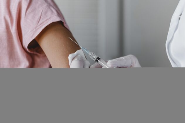 注射器给孩子打疫苗的医生治疗健康免疫
