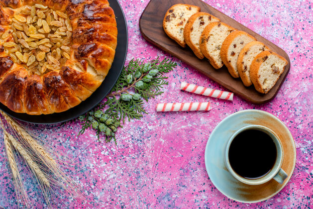 蛋糕俯瞰美味的葡萄干蛋糕 咖啡杯 粉色背景 烤馅饼 甜甜饼干 饼干颜色咖啡晚餐背景