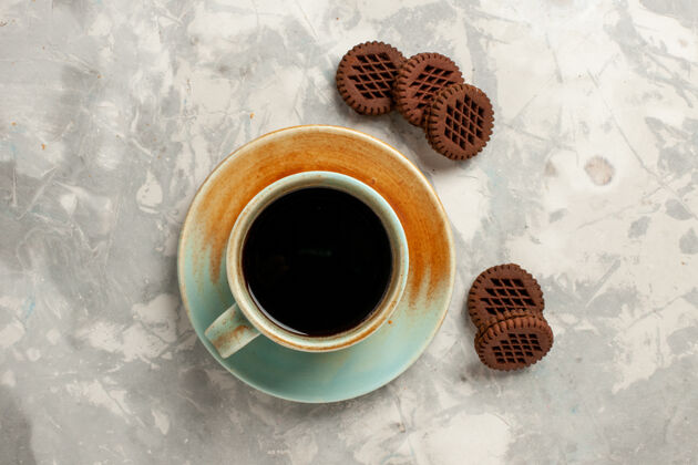 视图俯瞰美味的巧克力饼干加一杯白底咖啡茶饼干糖蛋糕派茶饮料杯子