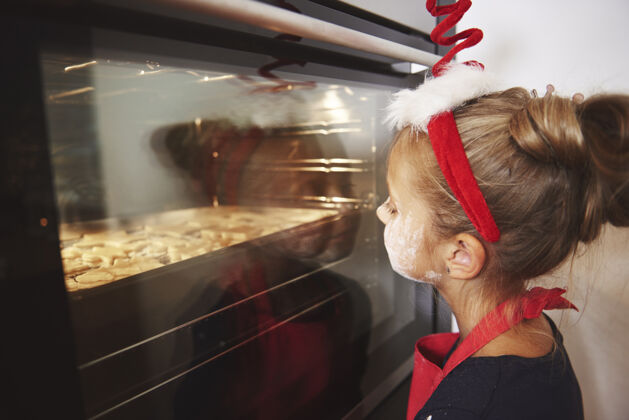 圣诞节小女孩在等饼干自制传统时间