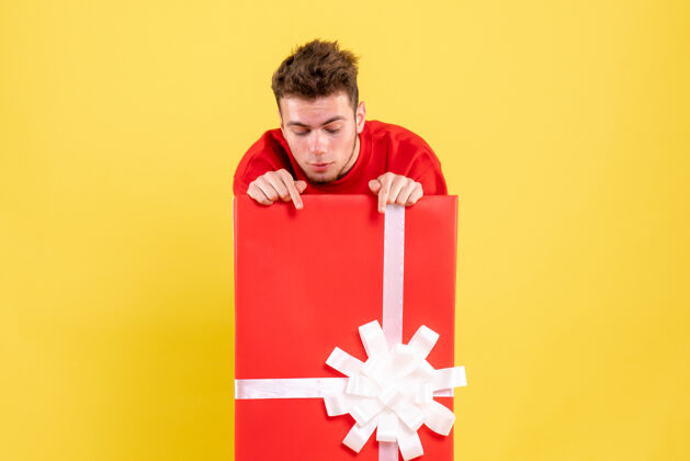 年轻正面图年轻男性站在礼品盒内情感礼物男性