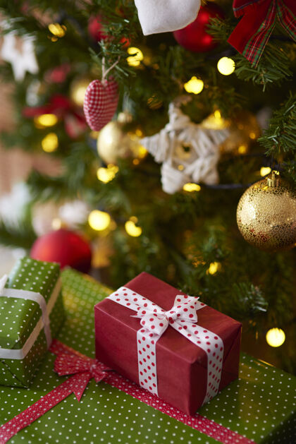 装饰圣诞树下的礼物房间传统装饰