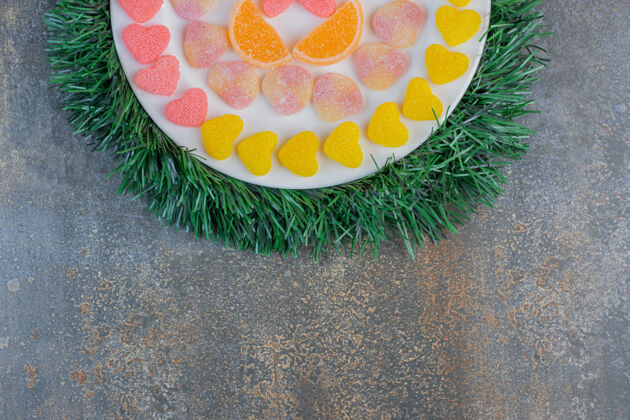 果冻一个白色的盘子里装满了各种多汁多彩的果冻糖高品质的照片吃糖光明