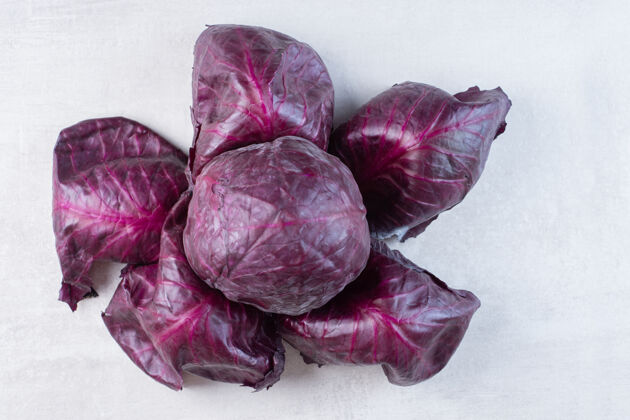 生的在石头表面的生紫色卷心菜高品质的照片新鲜有机蔬菜