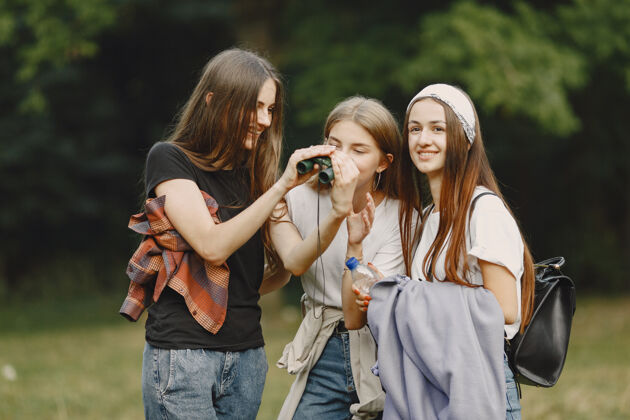 生态冒险 旅游 远足和人的概念三个女孩在森林里乡村旅游森林