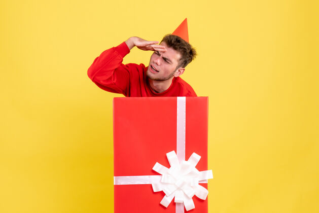 年轻正面图：礼品盒内穿红色衬衫的年轻男性礼物年轻男性颜色