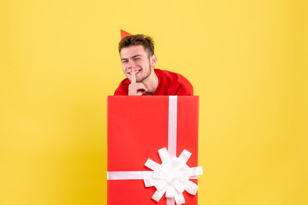 衬衫正面图：礼品盒内穿红色衬衫的年轻男性年轻情感颜色