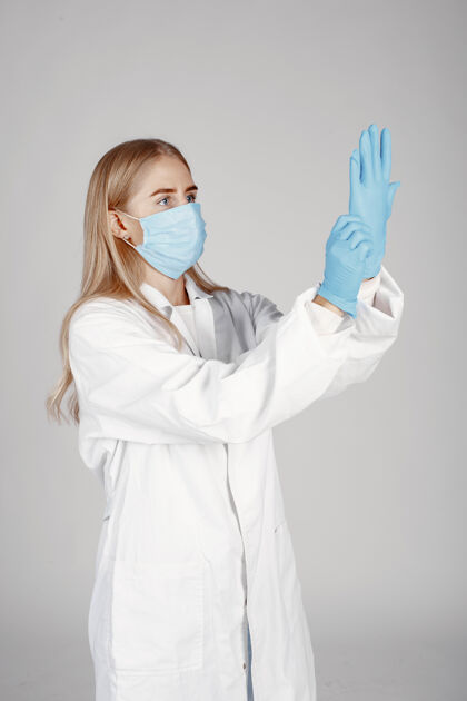 病人戴着医用面罩的医生冠状病毒隔离在白墙上护士专家医生