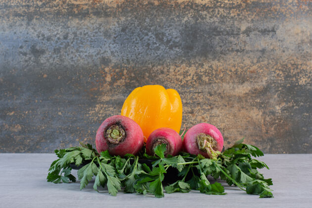 农业石桌上摆放着新鲜的黄瓜 红萝卜和胡椒高品质照片生的植物叶