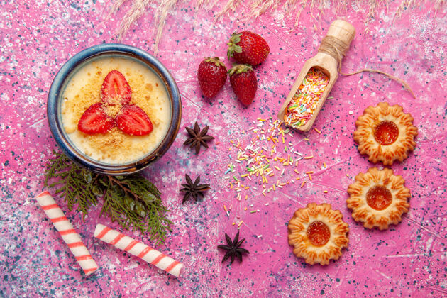 冰淇淋俯瞰美味的奶油甜点与红色切片草莓和饼干淡粉色桌面甜点冰淇淋甜浆果胡椒粉用餐灯光