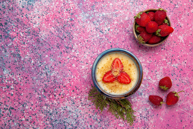 切片顶视图美味的奶油甜点与红色切片草莓和新鲜的淡粉色背景甜点冰淇淋冰淇淋颜色甜冰风景餐甜点