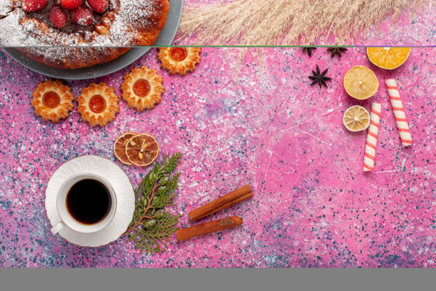 背景俯瞰美味的草莓蛋糕与饼干和一杯茶的粉红色背景蛋糕甜甜甜甜饼干派五颜六色顶部水疗