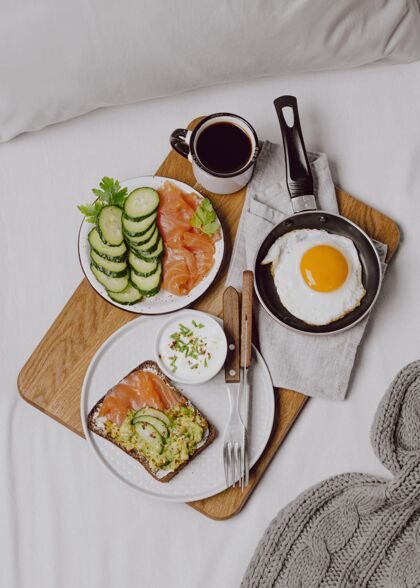 食物床上早餐三明治的俯视图 有吐司和煎蛋煎蛋菜床