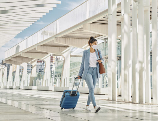 通勤机场大流行期间带着行李的女人病毒冠状病毒旅行