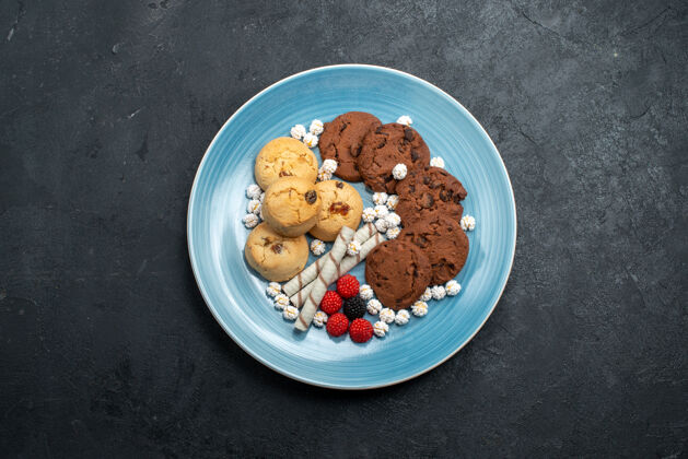 蛋糕俯瞰美味饼干巧克力和简单的糖果深灰色表面糖饼干蛋糕甜饼干饼干生的视图