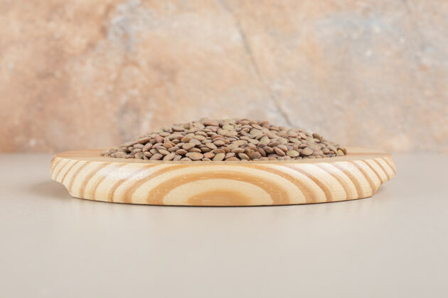 产品绿色扁豆放在木盘上素食异国情调成分