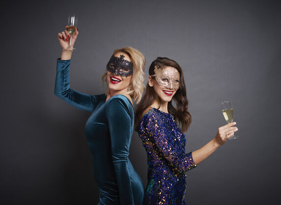 女性派对上戴着面具和香槟的女人的画像闪亮兴奋面具