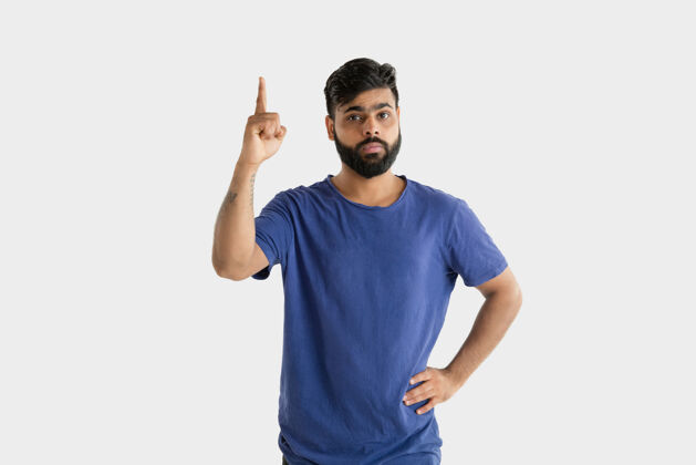选择美丽的男性肖像年轻感性的印度教男人穿着蓝色衬衫面部表情 人类情感指点和选择乐趣人黑发