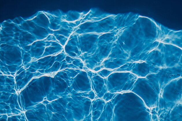 放松高角度特写镜头的一个清澈的游泳池水清晰液体反射